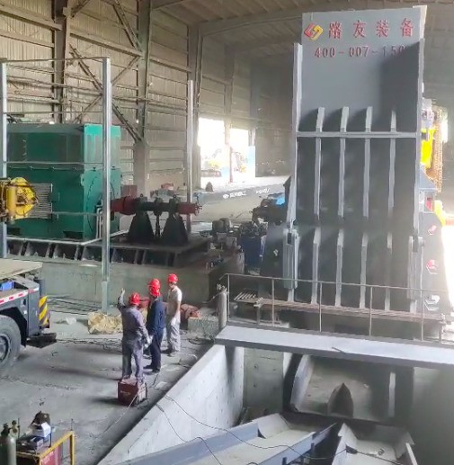 張家港傳來(lái)喜報(bào)，6000馬力破碎機(jī)安裝完畢。這個(gè)大家伙可不能小看它，每小時(shí)出料可高達(dá)150噸。