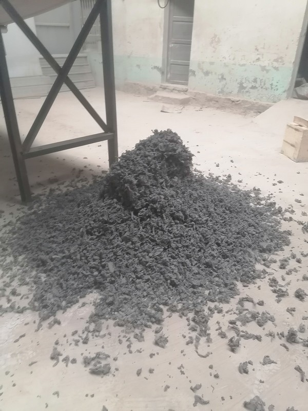 淄博地區(qū)破碎機(jī)試機(jī)調(diào)試，物料屬于夾雜重度灰塵的金屬組成件