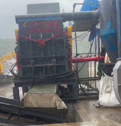 日本地區(qū)正處于陰雨狀態(tài)，即使這樣的天氣也沒能阻擋住破碎機(jī)營業(yè)