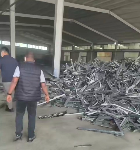 龍門剪對斷橋鋁進(jìn)行剪切